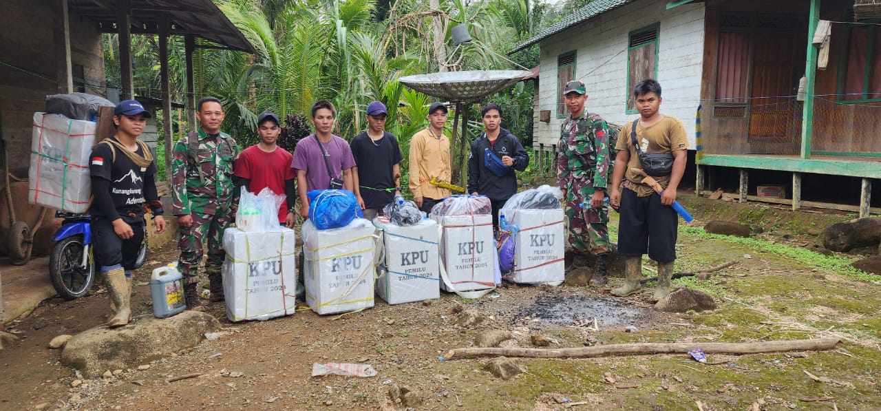 Perjuangan Babinsa Kodim 1002/HST Jalan Kaki Sembilan Jam di Hutan Meratus, Kawal Logistik Pemilu 2024 Tiba di TPS Terluar